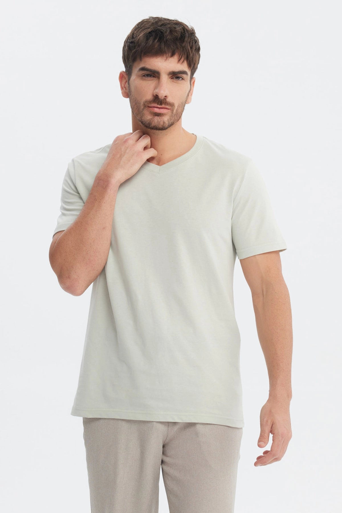 Polera hombre básica verde claro lisa con cuello en V y mangas cortas diseño simple y relajado ideal para cualquier ocasión