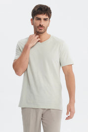 Polera hombre básica verde claro lisa con cuello en V y mangas cortas diseño simple y relajado ideal para cualquier ocasión