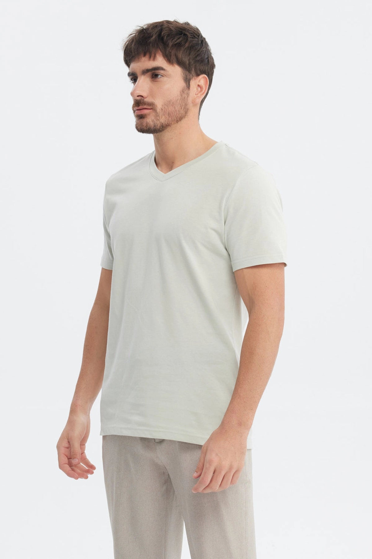 Polera hombre básica verde claro lisa con cuello en V y mangas cortas diseño simple y relajado ideal para cualquier ocasión