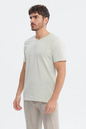 Polera hombre básica verde claro lisa con cuello en V y mangas cortas diseño simple y relajado ideal para cualquier ocasión