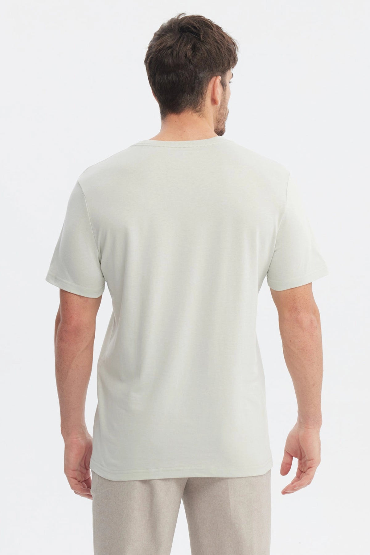 Polera hombre básica verde claro lisa con cuello en V y mangas cortas diseño simple y relajado ideal para cualquier ocasión