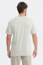 Polera hombre básica verde claro lisa con cuello en V y mangas cortas diseño simple y relajado ideal para cualquier ocasión