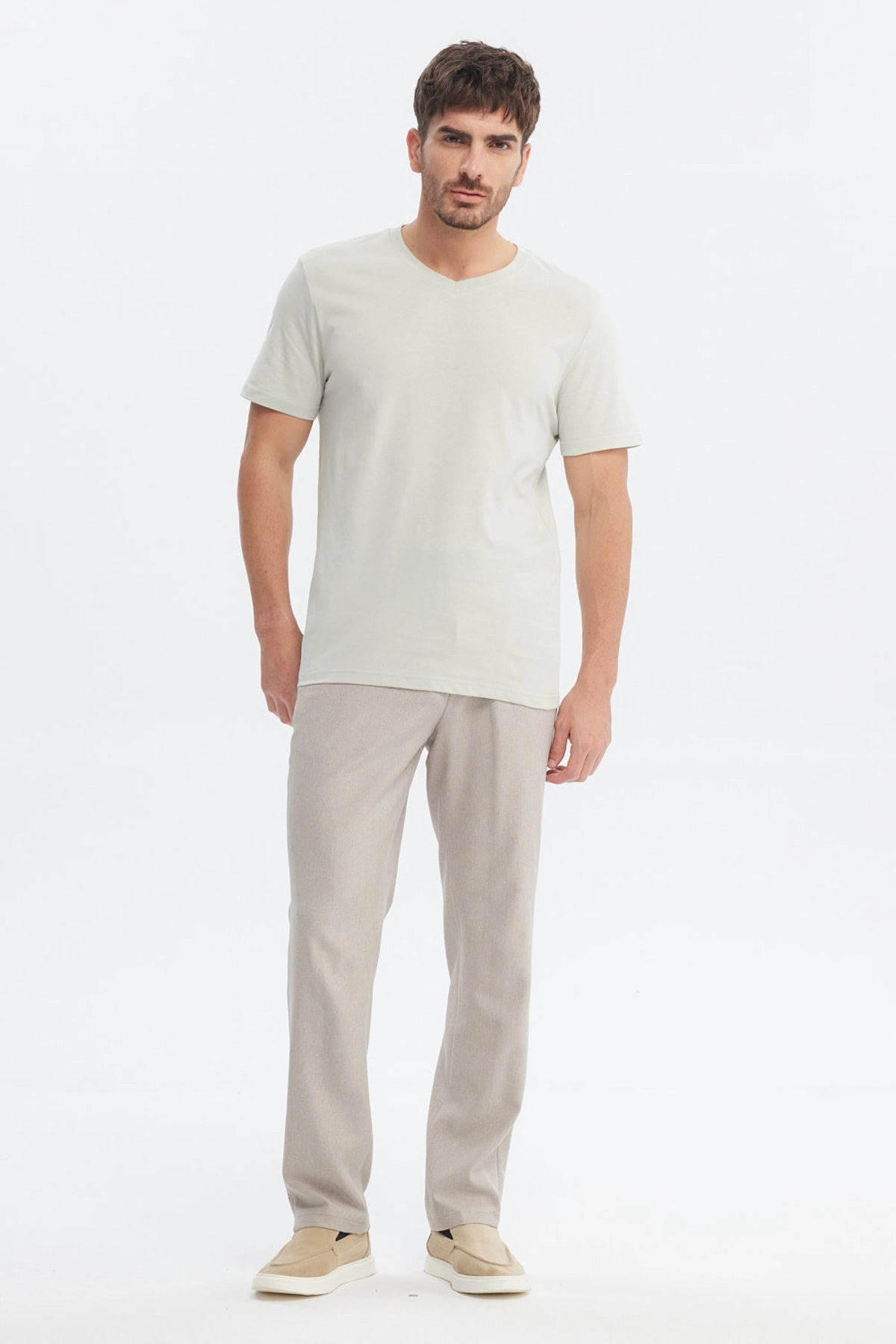 Polera hombre básica verde claro lisa con cuello en V y mangas cortas diseño simple y relajado ideal para cualquier ocasión