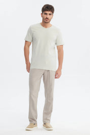 Polera hombre básica verde claro lisa con cuello en V y mangas cortas diseño simple y relajado ideal para cualquier ocasión