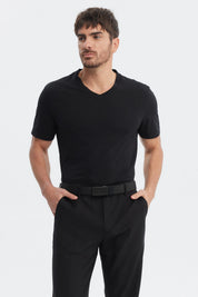 Polera negra para hombre de manga corta y cuello en V sin estampas visible de estilo casual