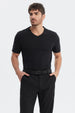 Polera negra para hombre de manga corta y cuello en V sin estampas visible de estilo casual