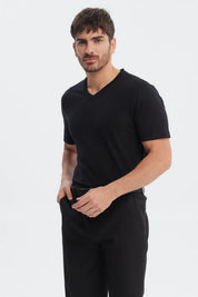 Polera negra para hombre de manga corta y cuello en V sin estampas visible de estilo casual