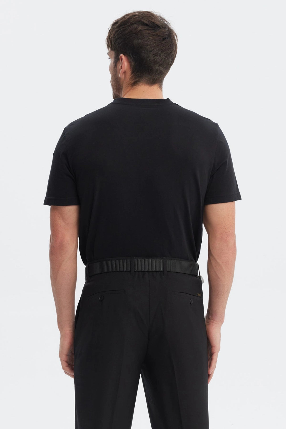 Polera negra para hombre de manga corta y cuello en V sin estampas visible de estilo casual