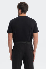 Polera negra para hombre de manga corta y cuello en V sin estampas visible de estilo casual