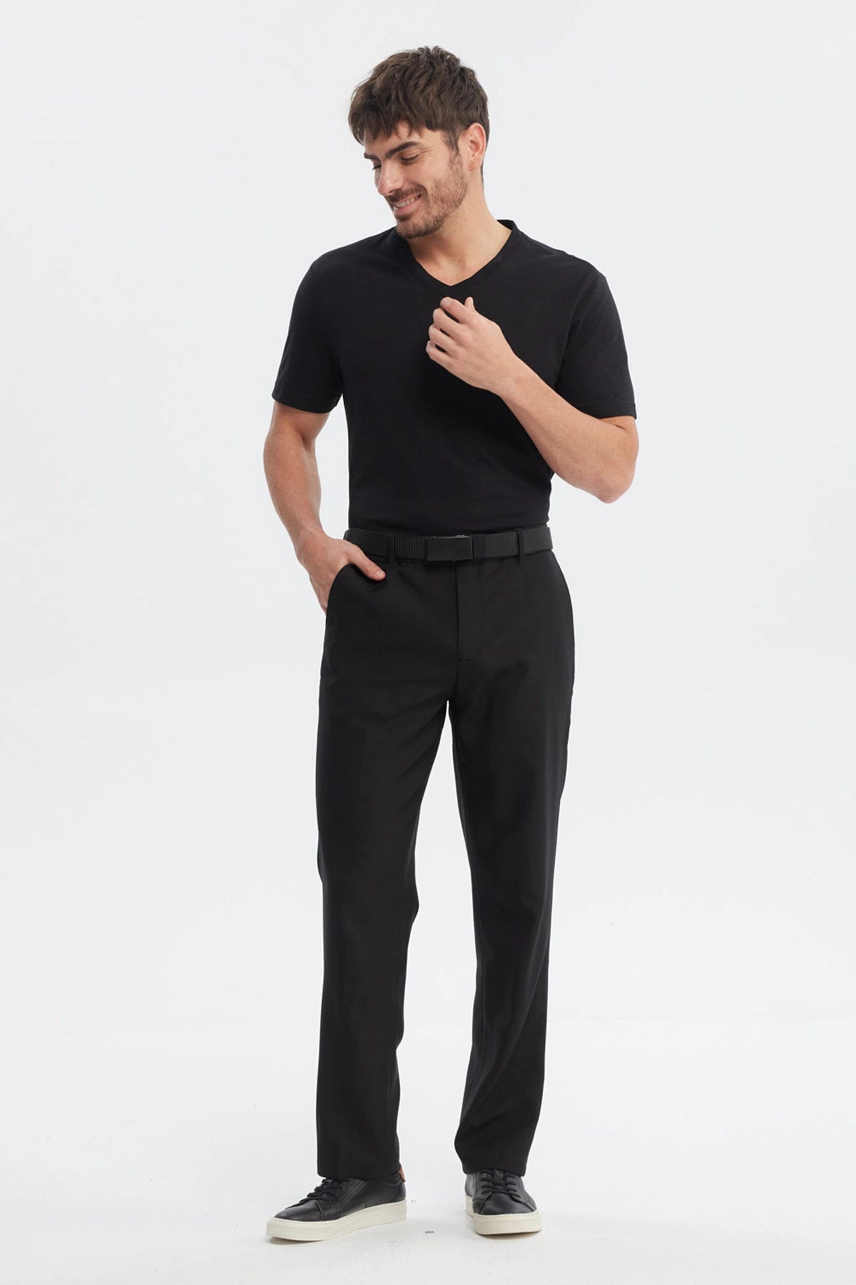 Polera negra para hombre de manga corta y cuello en V sin estampas visible de estilo casual