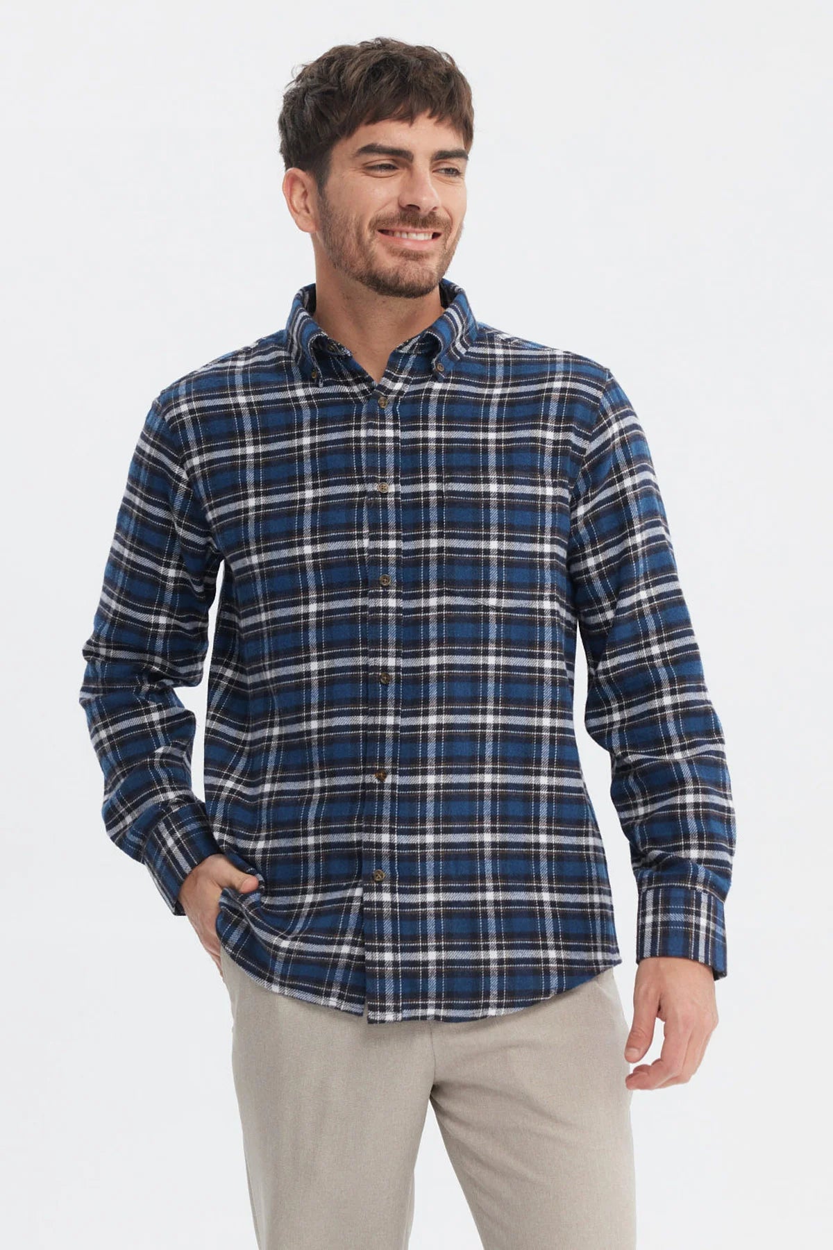Camisa de franela azul a cuadros grandes con cuello abotonado estilo casual ideal para un d_x001D_a relajado
