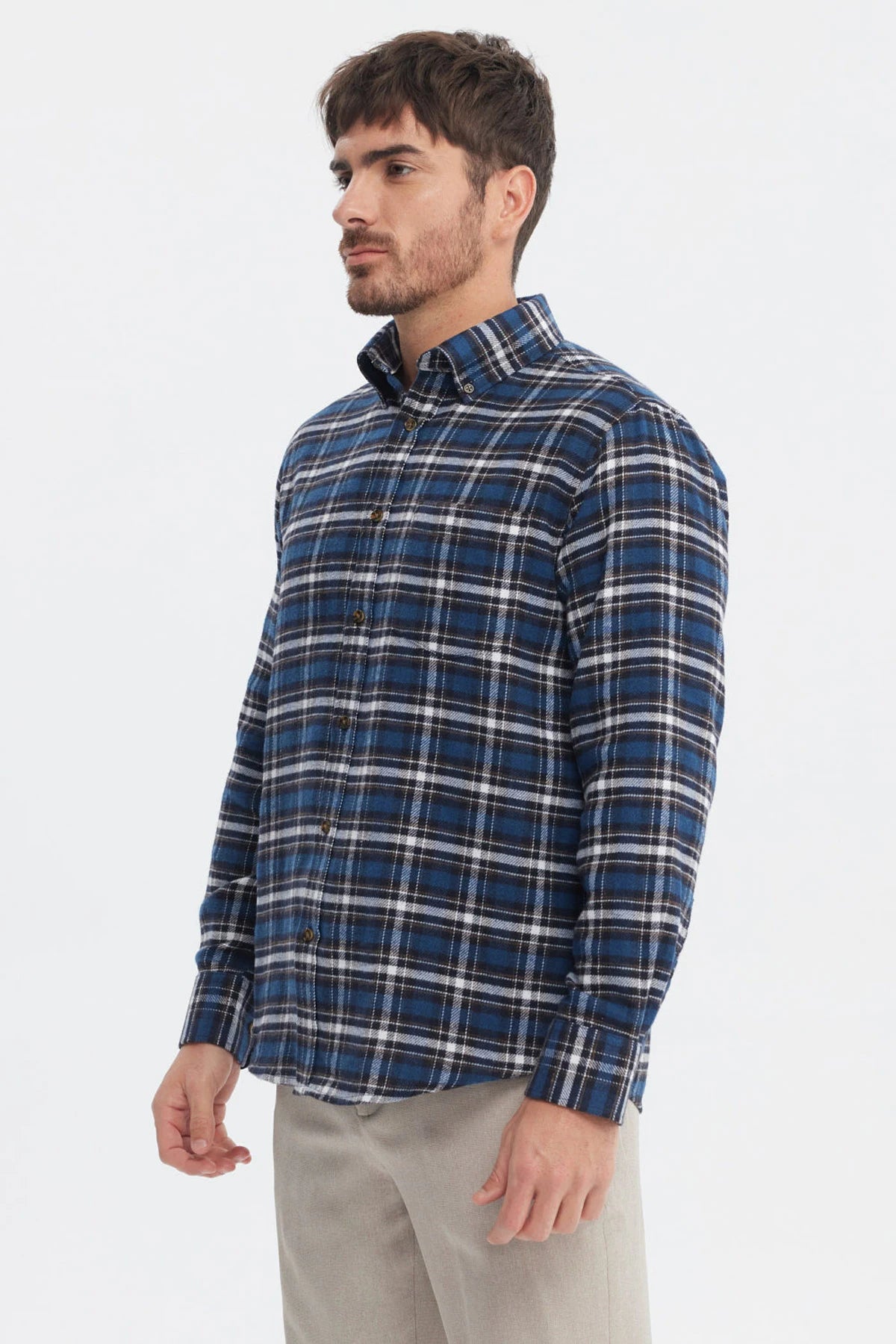 Camisa de franela azul a cuadros grandes con cuello abotonado estilo casual ideal para un d_x001D_a relajado