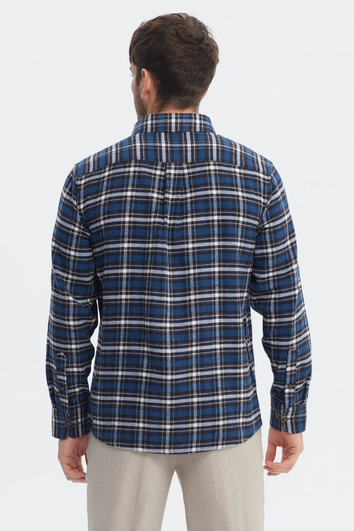 Camisa de franela azul a cuadros grandes con cuello abotonado estilo casual ideal para un d_x001D_a relajado