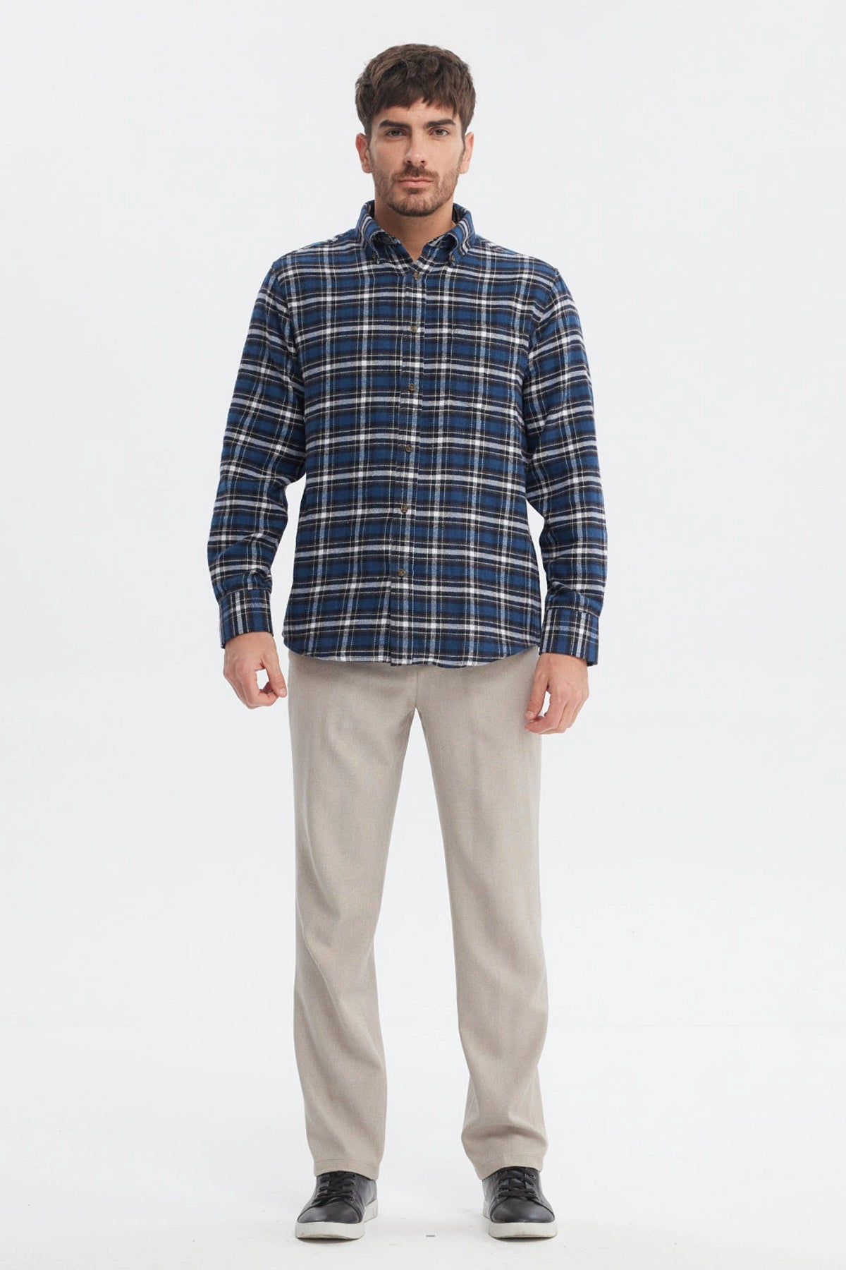 Camisa de franela azul a cuadros grandes con cuello abotonado estilo casual ideal para un d_x001D_a relajado