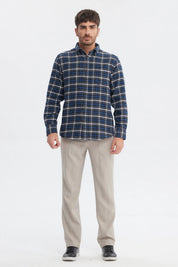 Camisa de franela azul a cuadros grandes con cuello abotonado estilo casual ideal para un d_x001D_a relajado