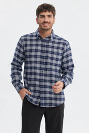 Camisa de franela azul marino con cuadros blancos grandes estilo casual y botones marrones