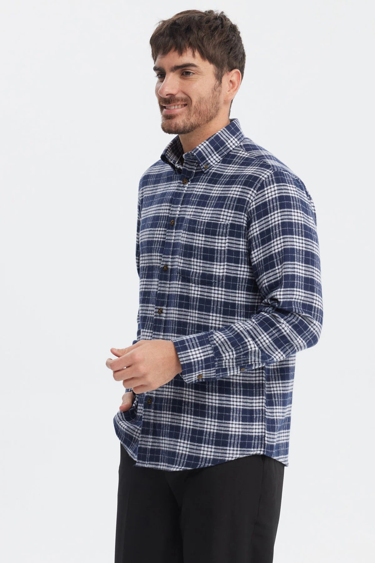Camisa de franela azul marino con cuadros blancos grandes estilo casual y botones marrones