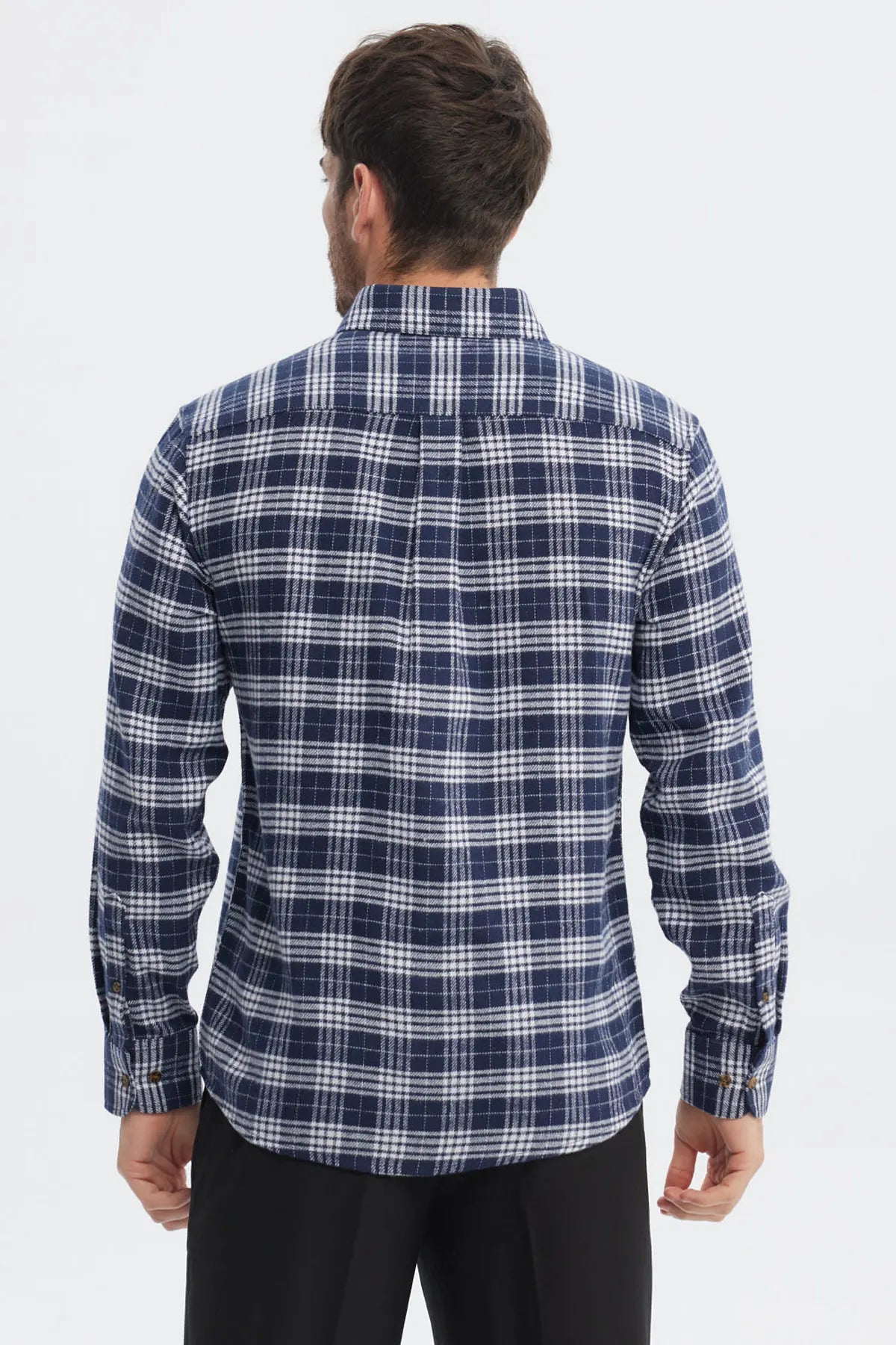 Camisa de franela azul marino con cuadros blancos grandes estilo casual y botones marrones