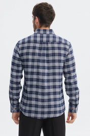Camisa de franela azul marino con cuadros blancos grandes estilo casual y botones marrones