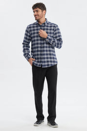Camisa de franela azul marino con cuadros blancos grandes estilo casual y botones marrones