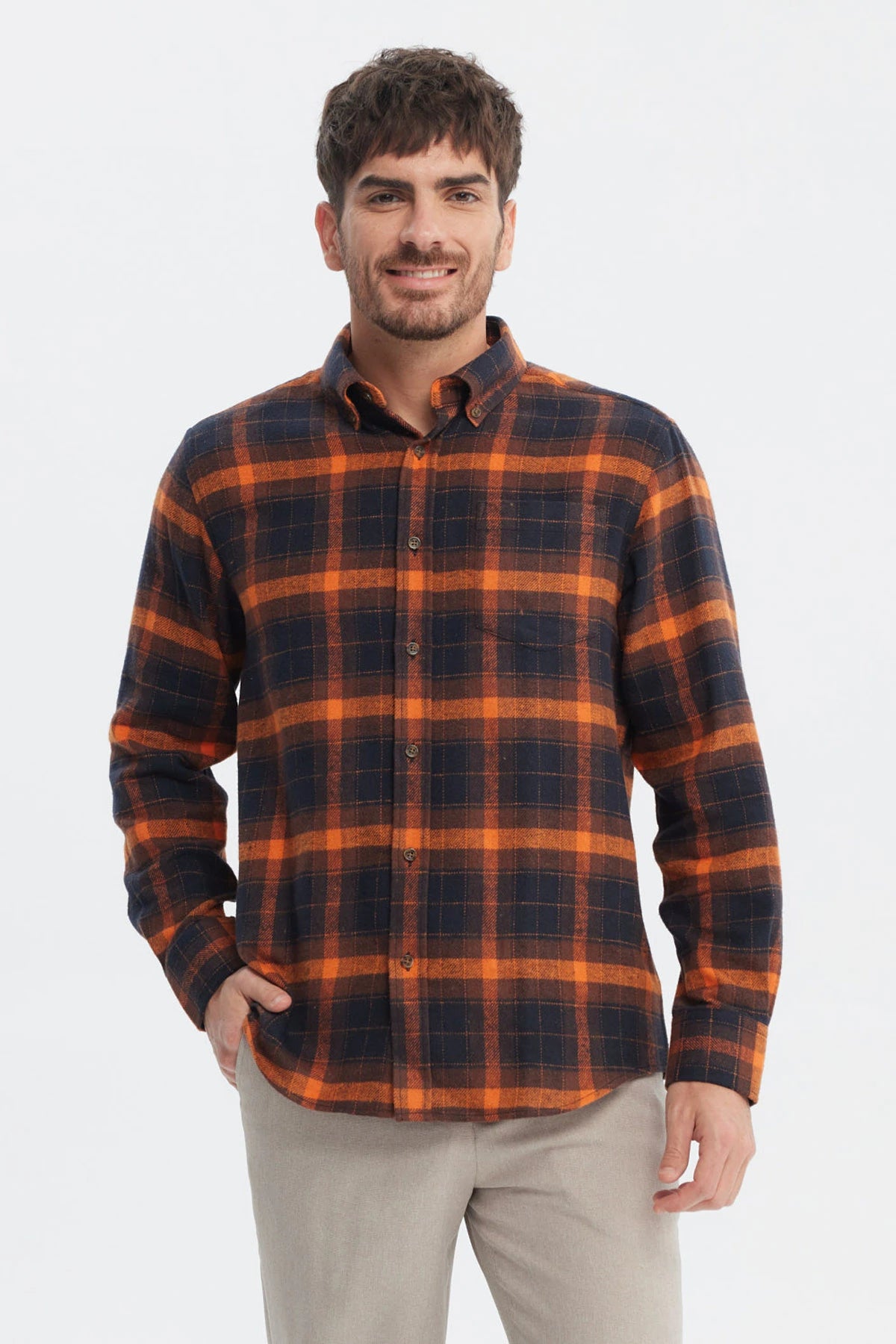 Camisa de franela naranjo con cuadros grandes negros sin estampa visible manga larga y cierre de botones al frente