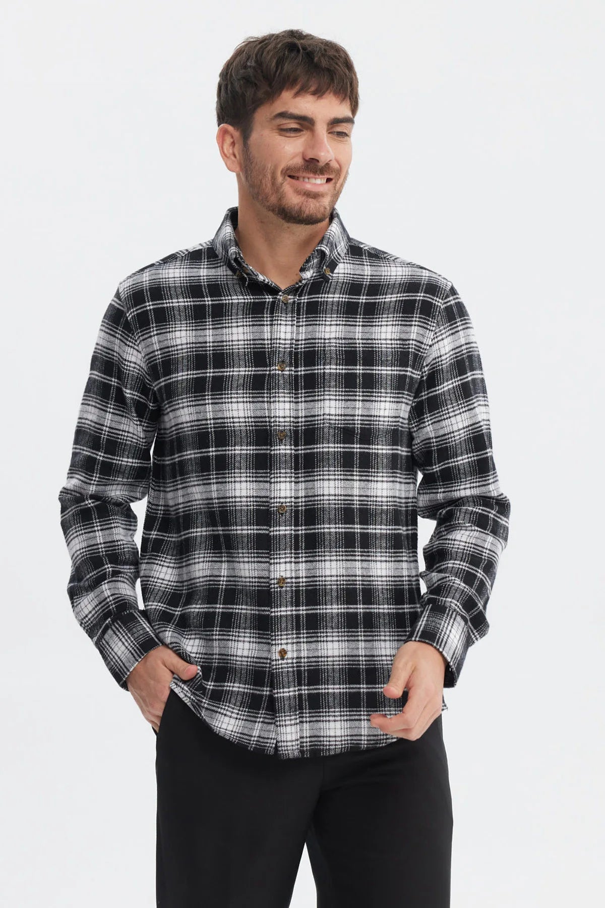 Camisa de franela negra con patrón de cuadros blancos y negros botones marrones y diseño clásico a cuadros