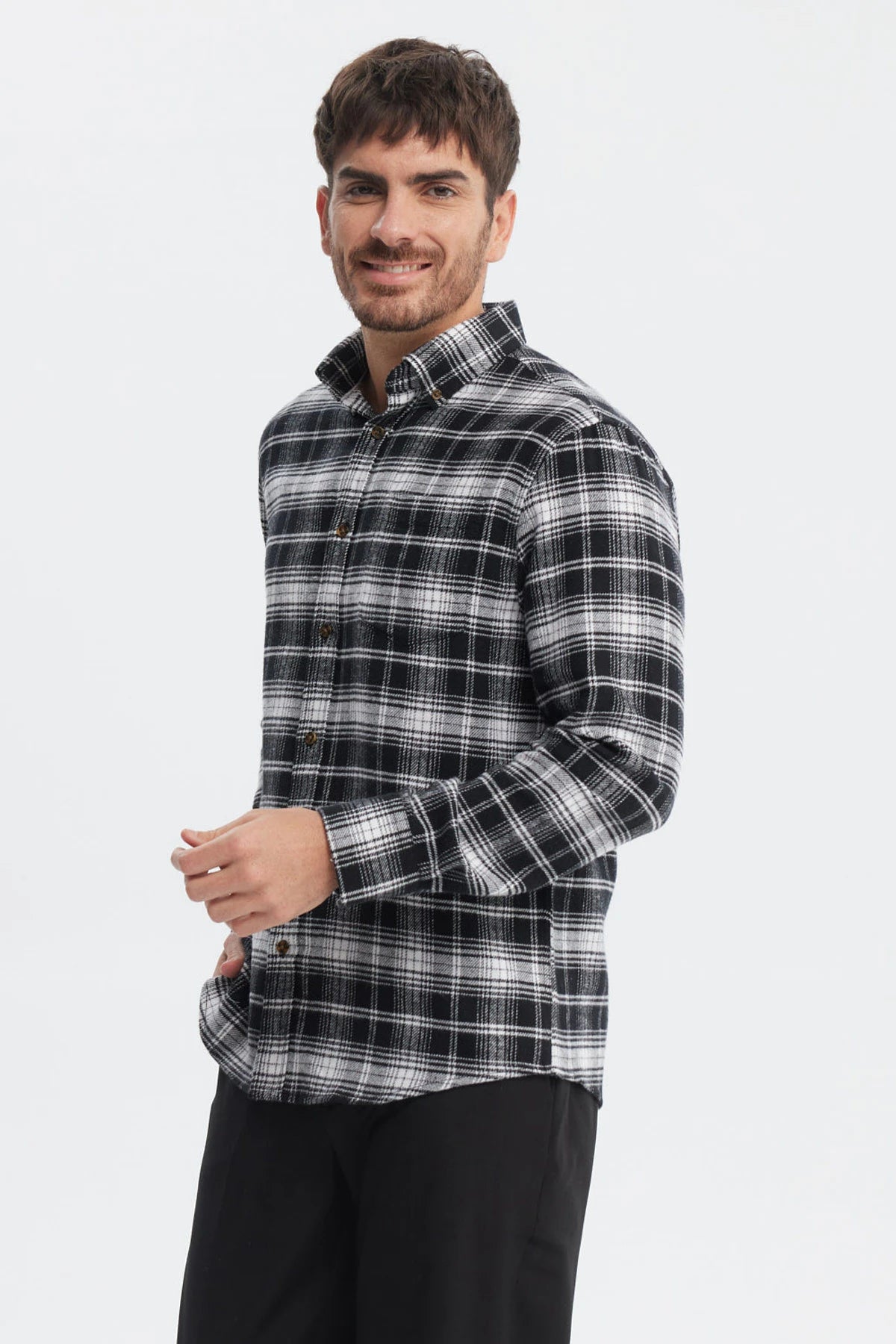 Camisa de franela negra con patrón de cuadros blancos y negros botones marrones y diseño clásico a cuadros