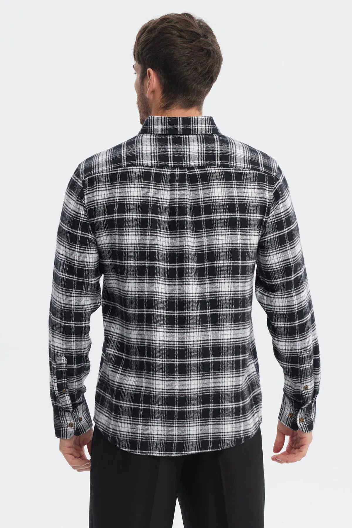 Camisa de franela negra con patrón de cuadros blancos y negros botones marrones y diseño clásico a cuadros