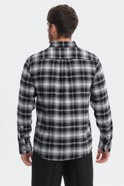 Camisa de franela negra con patrón de cuadros blancos y negros botones marrones y diseño clásico a cuadros