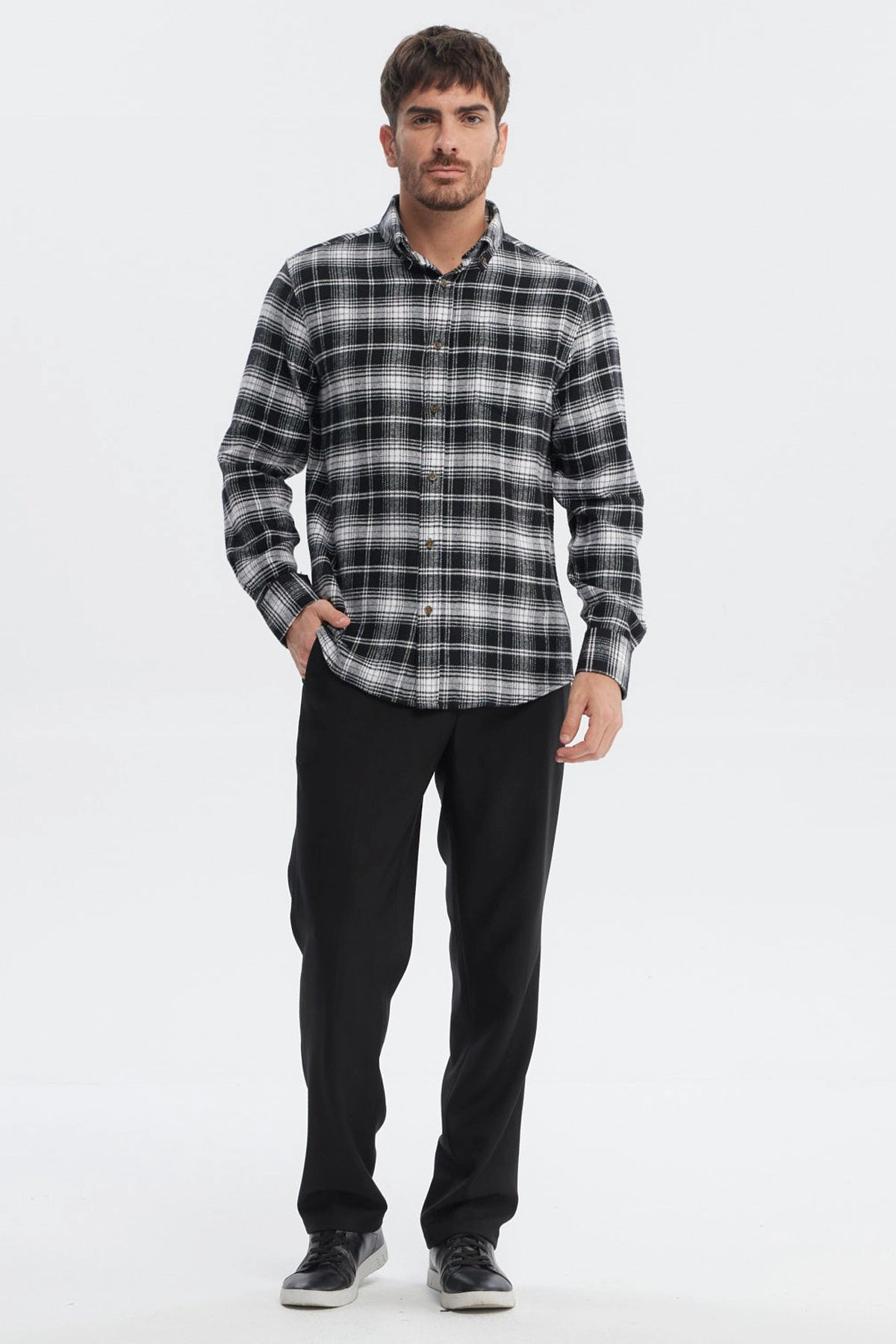 Camisa de franela negra con patrón de cuadros blancos y negros botones marrones y diseño clásico a cuadros