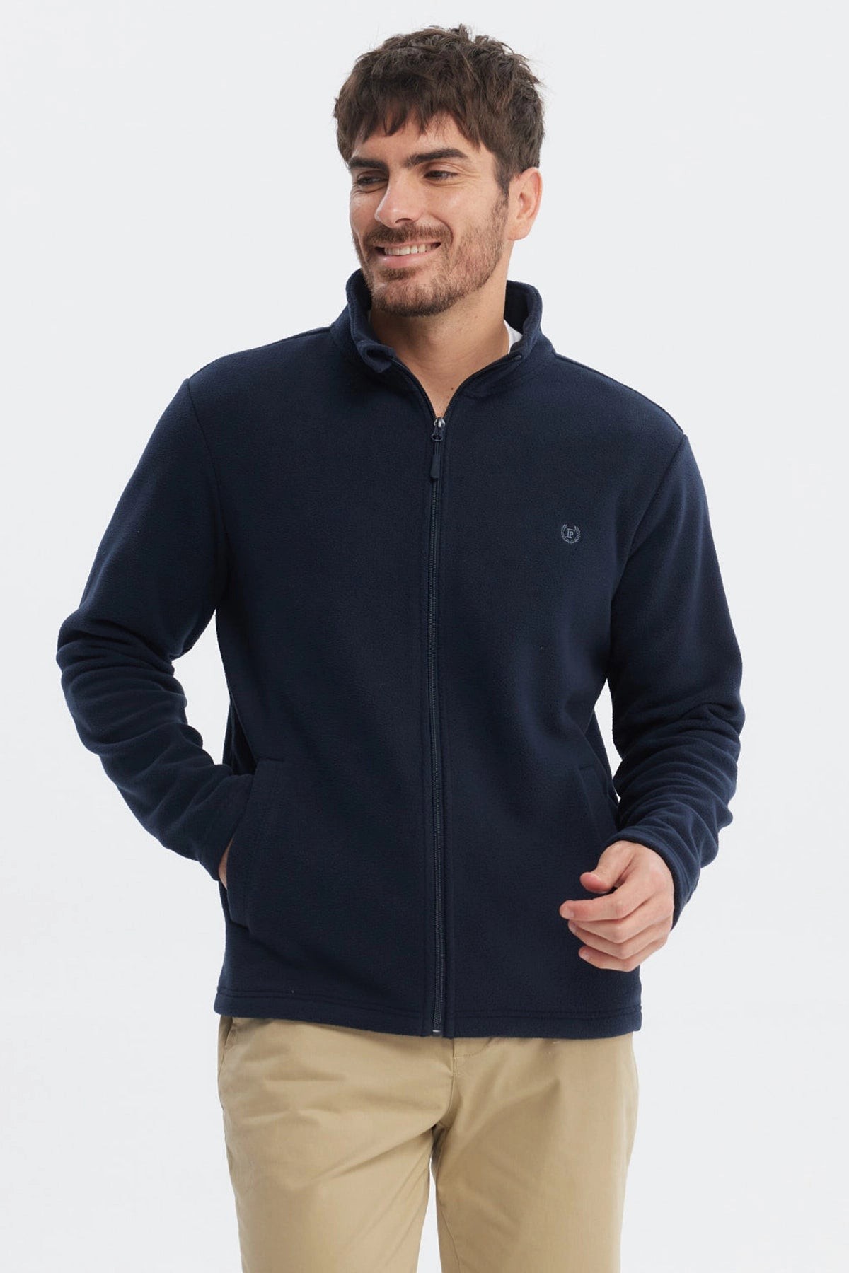 Polar hombre liso azul marino con cremallera completa y pequeño logo bordado en el pecho liso y sin estampa