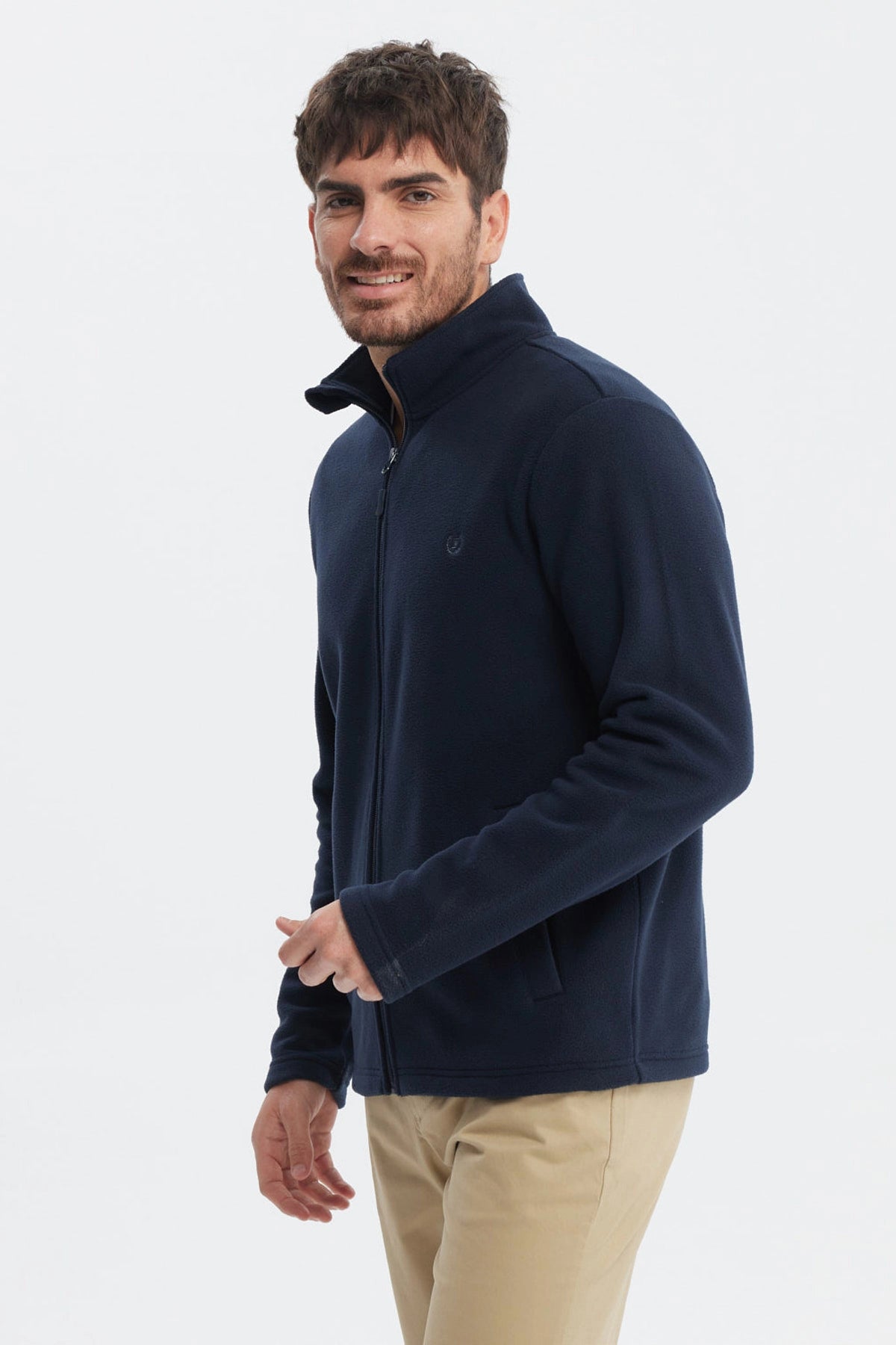 Polar hombre liso azul marino con cremallera completa y pequeño logo bordado en el pecho liso y sin estampa