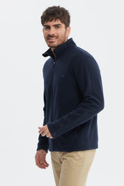 Polar hombre liso azul marino con cremallera completa y pequeño logo bordado en el pecho liso y sin estampa