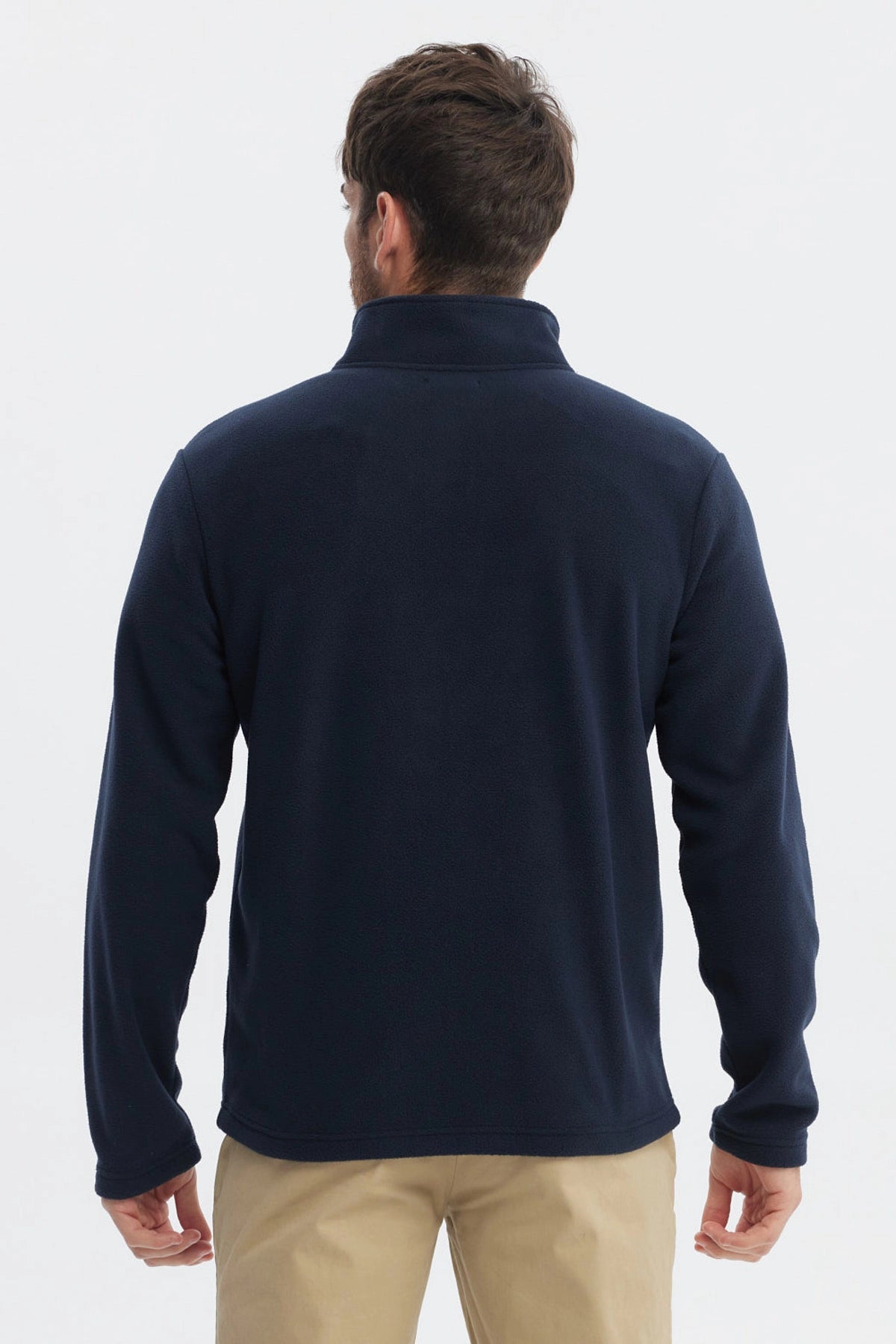 Polar hombre liso azul marino con cremallera completa y pequeño logo bordado en el pecho liso y sin estampa