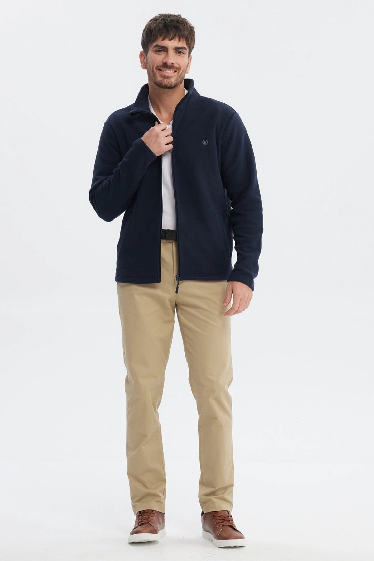 Polar hombre liso azul marino con cremallera completa y pequeño logo bordado en el pecho liso y sin estampa