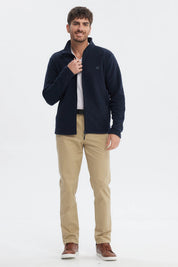 Polar hombre liso azul marino con cremallera completa y pequeño logo bordado en el pecho liso y sin estampa