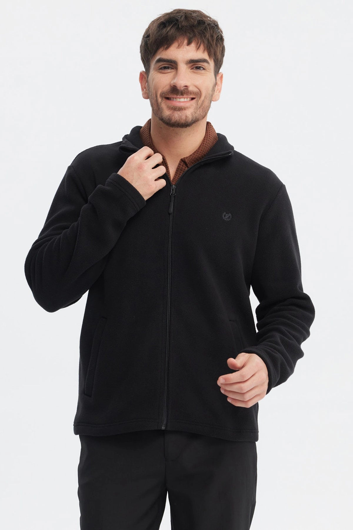 Polar negro para hombre con diseño liso y cierre frontal práctico