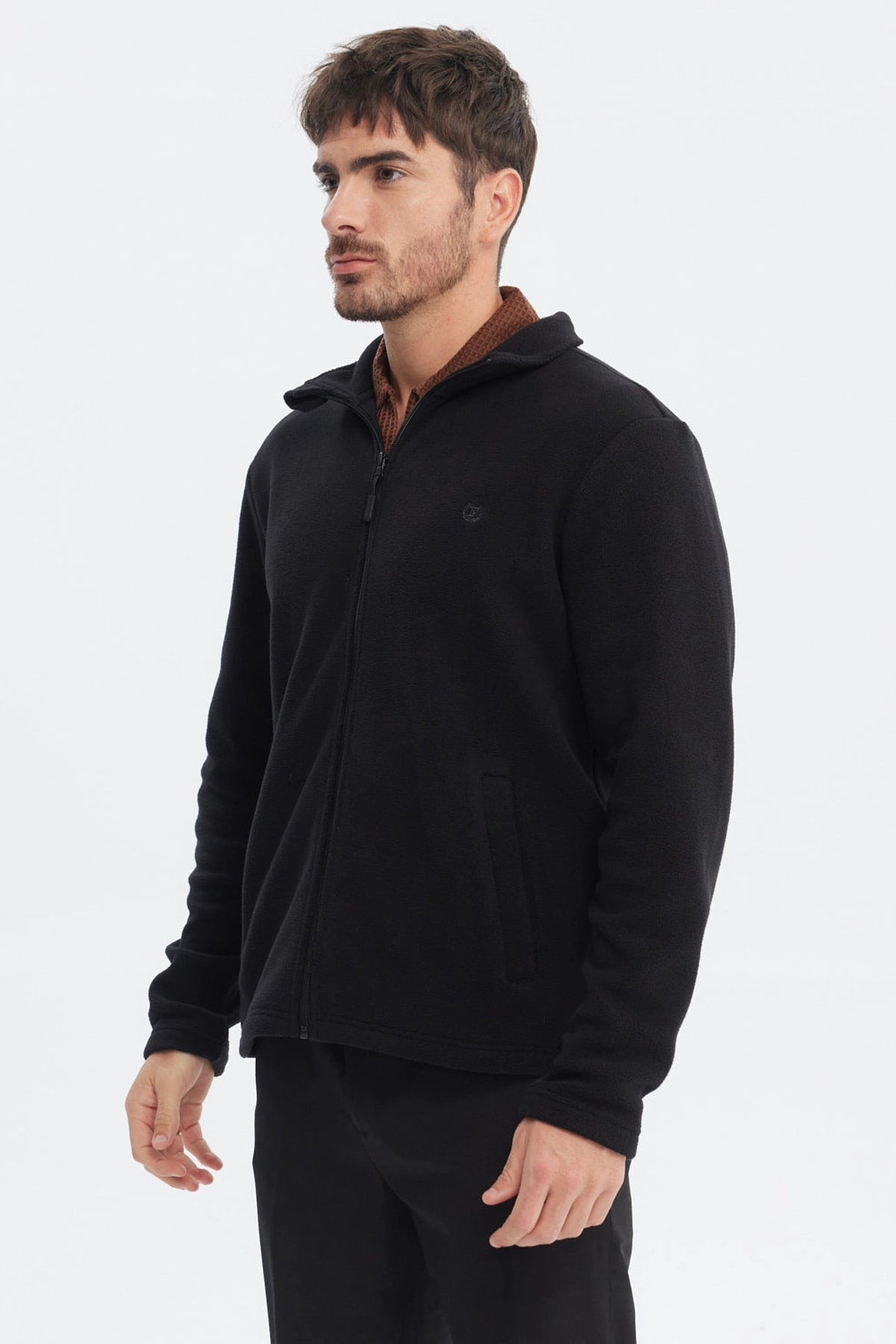 Polar negro para hombre con diseño liso y cierre frontal práctico