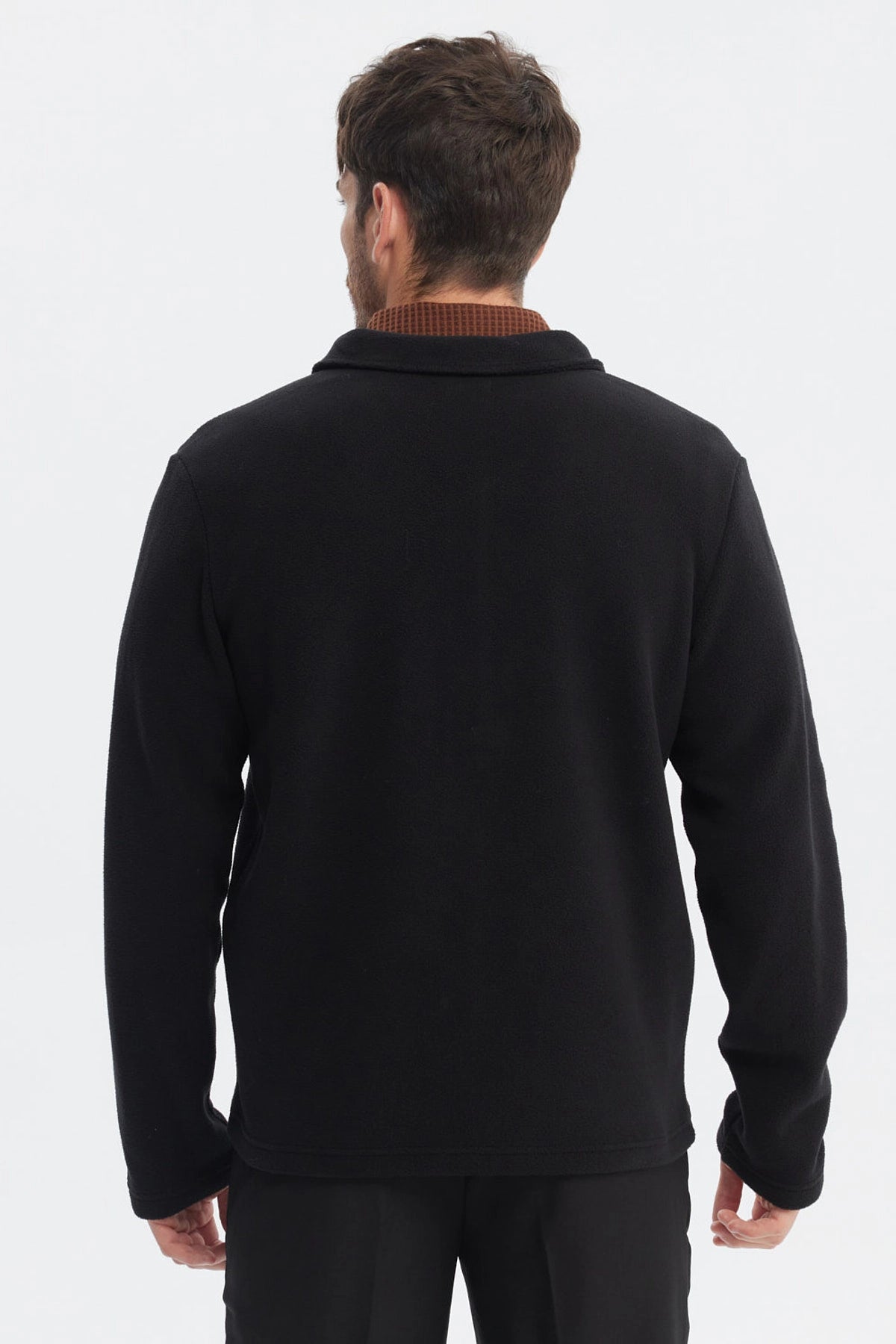 Polar negro para hombre con diseño liso y cierre frontal práctico