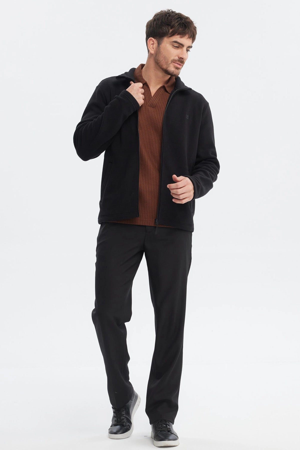 Polar negro para hombre con diseño liso y cierre frontal práctico