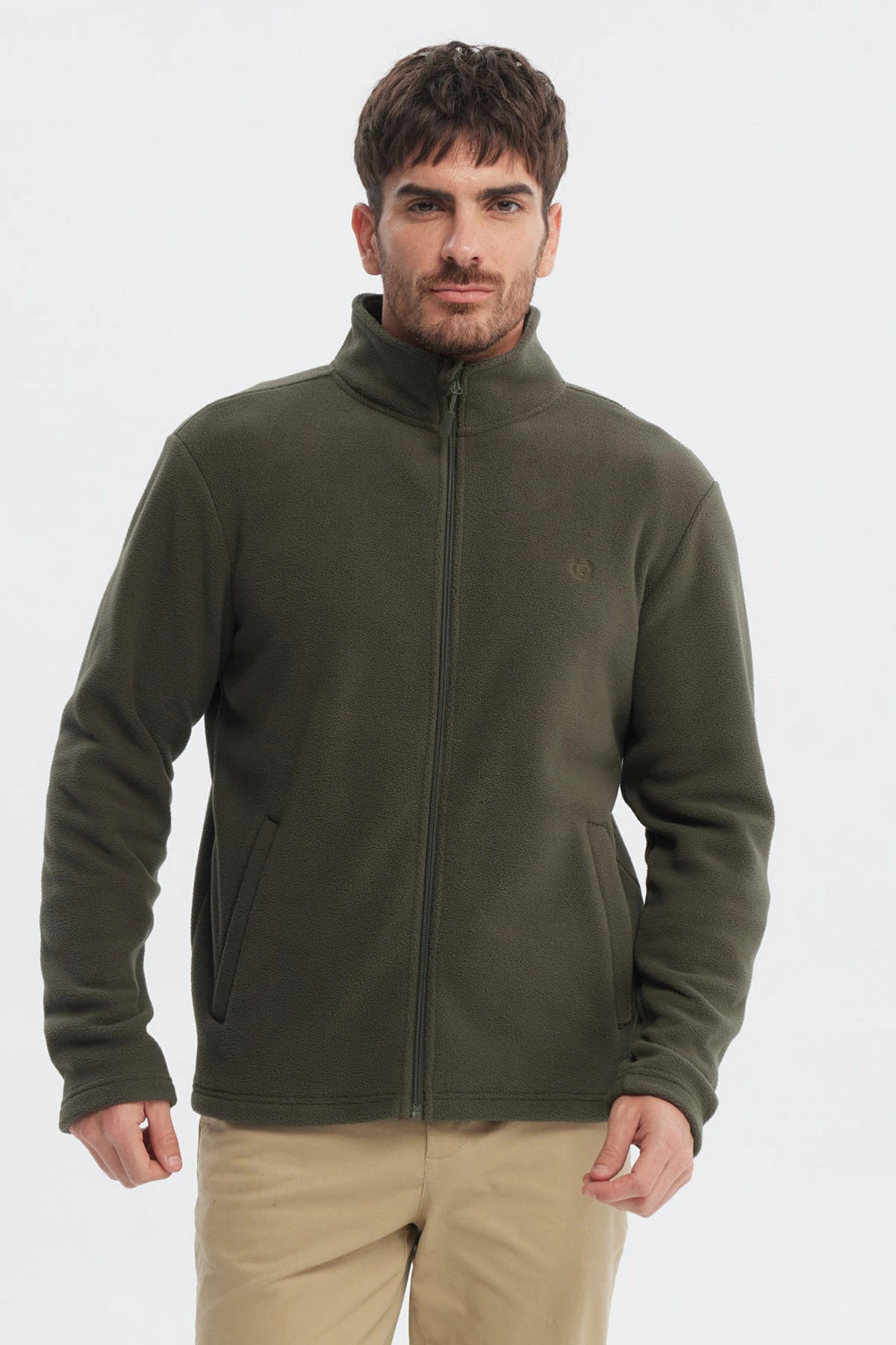 Polar verde liso para hombre con cierre frontal completo y cuello alto ideal para el invierno sin estampa visible