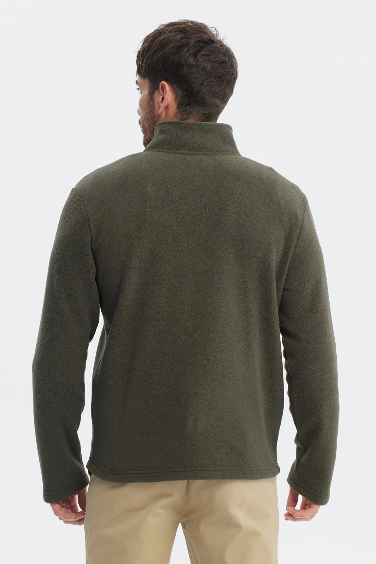 Polar verde liso para hombre con cierre frontal completo y cuello alto ideal para el invierno sin estampa visible
