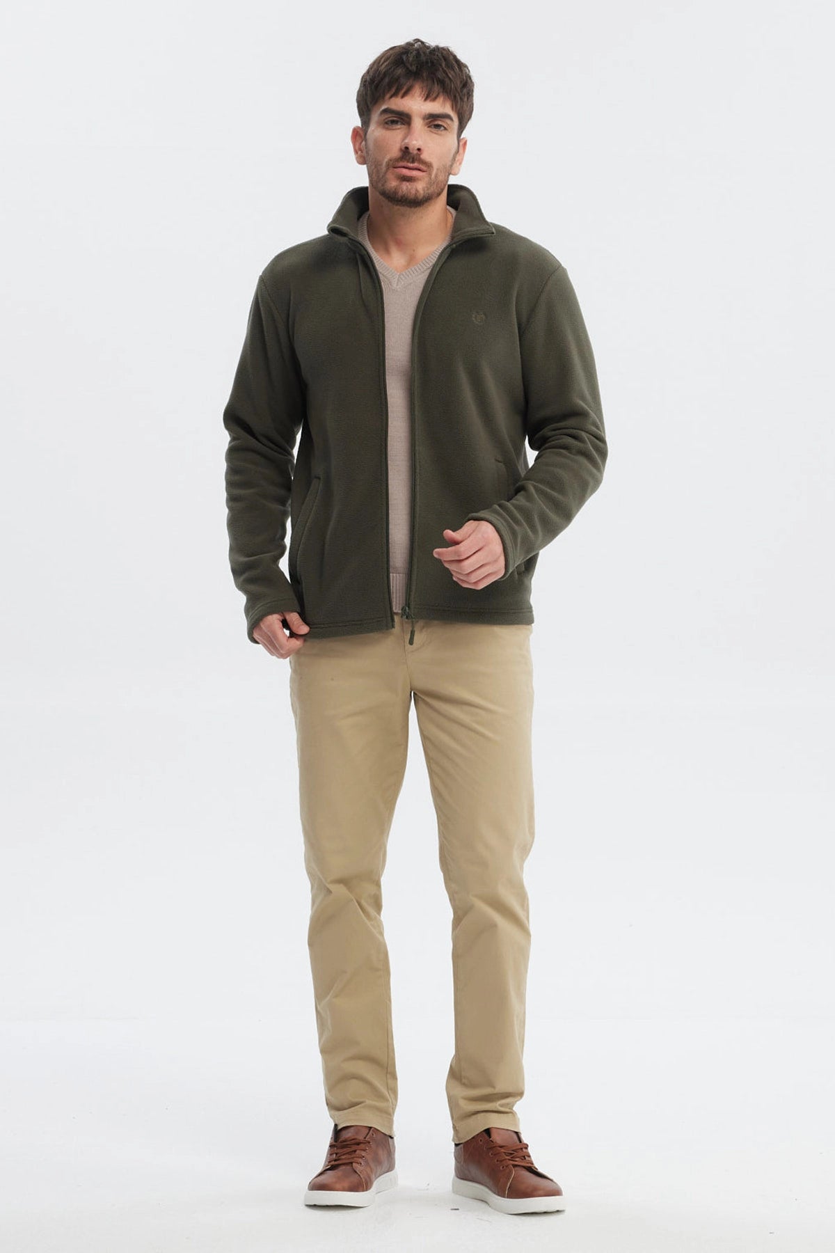 Polar verde liso para hombre con cierre frontal completo y cuello alto ideal para el invierno sin estampa visible