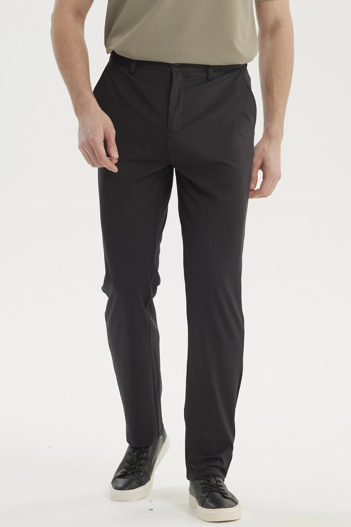 Pantalón slim negro para hombre con diseño liso ajuste moderno y bolsillos laterales