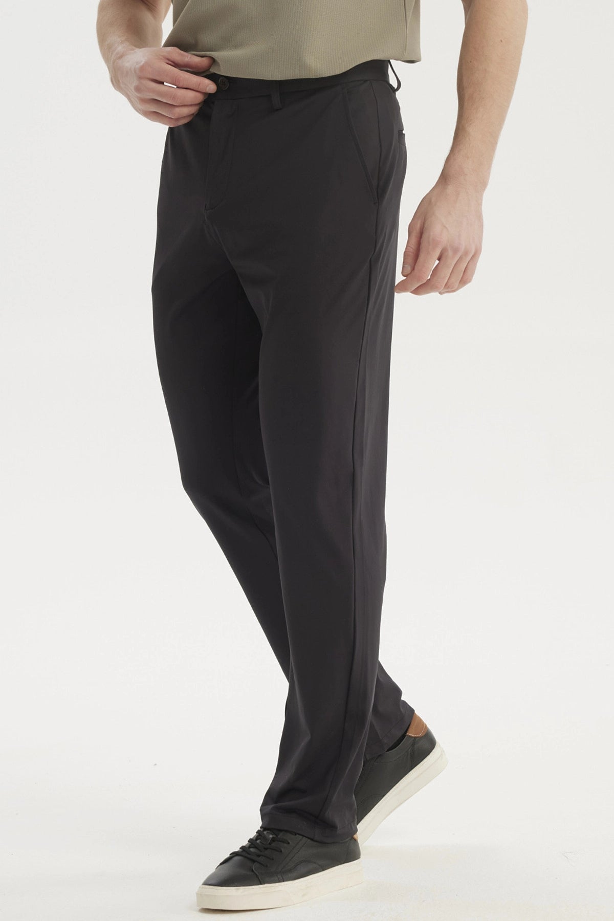 Pantalón slim negro para hombre con diseño liso ajuste moderno y bolsillos laterales