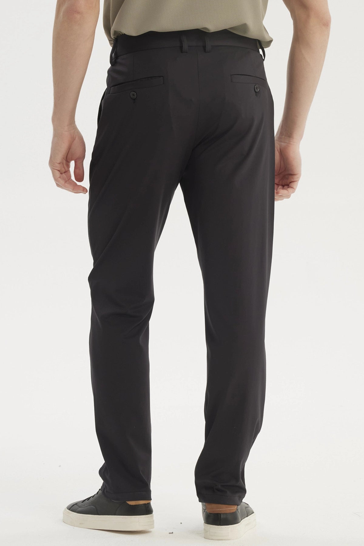 Pantalón slim negro para hombre con diseño liso ajuste moderno y bolsillos laterales