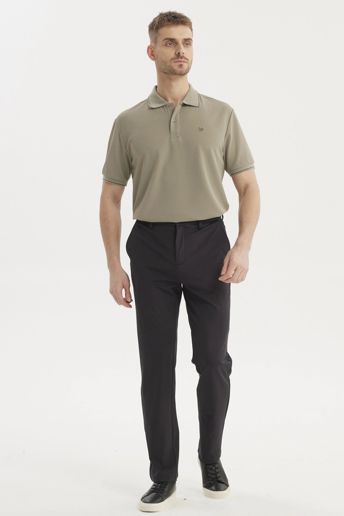 Pantalón slim negro para hombre con diseño liso ajuste moderno y bolsillos laterales