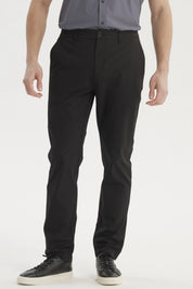 Pantalón slim negro para hombre liso elegante y versátil sin estampa ideal para ocasiones formales o casuales