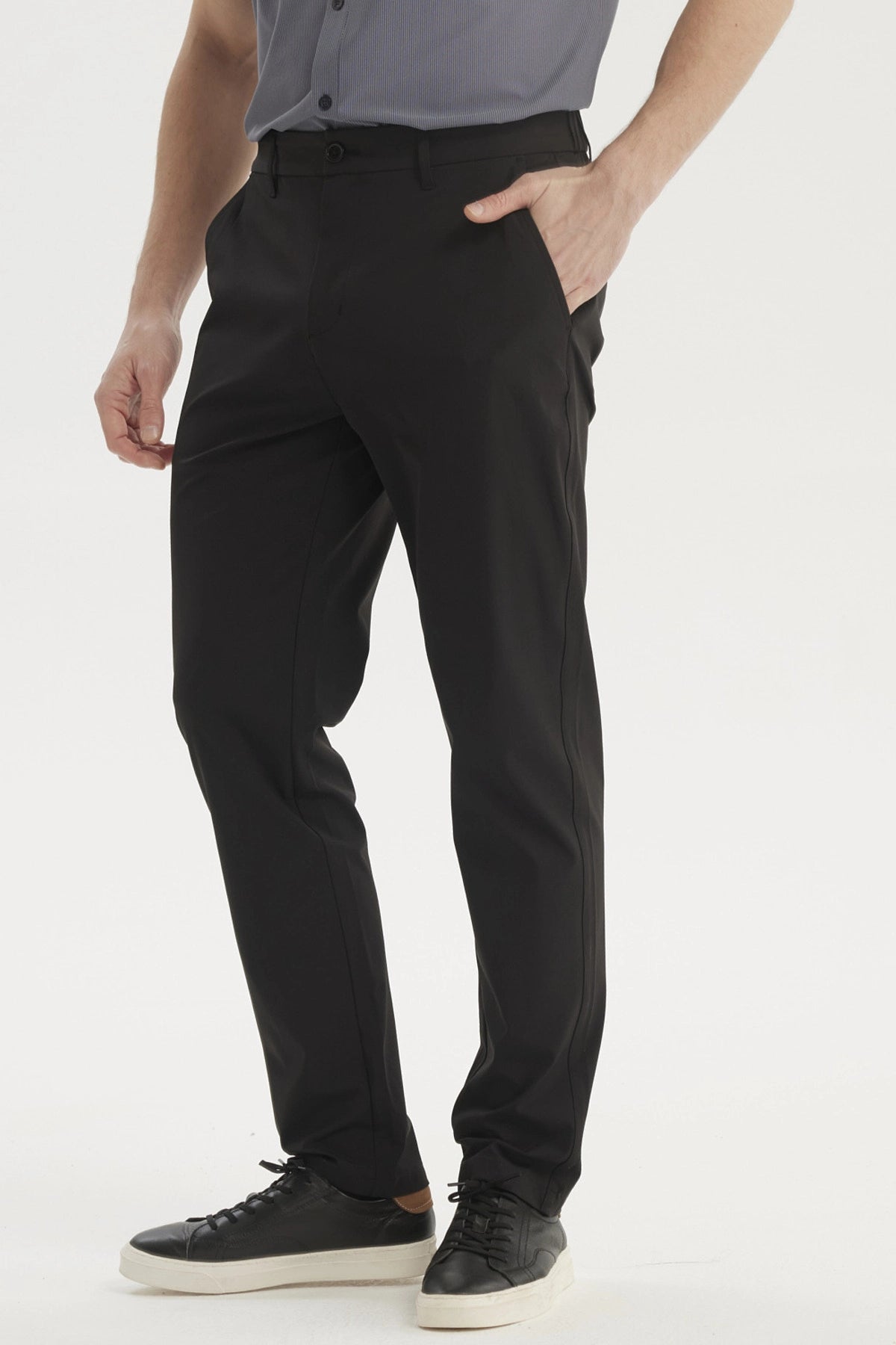 Pantalón slim negro para hombre liso elegante y versátil sin estampa ideal para ocasiones formales o casuales