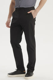 Pantalón slim negro para hombre liso elegante y versátil sin estampa ideal para ocasiones formales o casuales